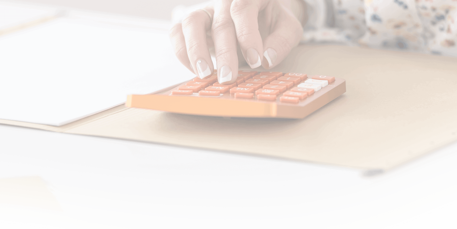 Slajd #2 - kobieta licząca na kalkulatorze